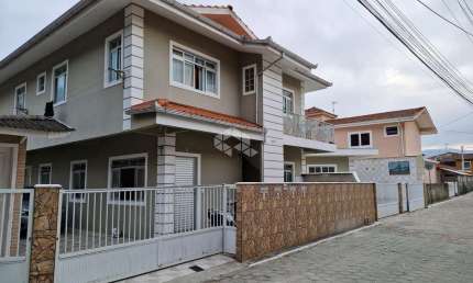 SEIS IMÓVEIS (CASAS E APARTAMENTOS) EM TERRENO DE 500M² PANTANO DO SUL FLORIANÓPOLIS - SC