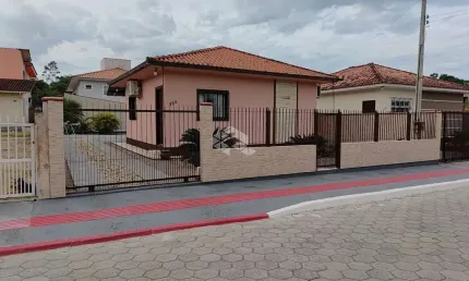 CASA COM 2 QUARTOS E PISCINA EM CACHOEIRA TIJUQUINHAS - BIGUAÇU/SC