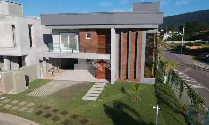 Casa 3 Suítes no bairro São João do Rio Vermelho em Florianópolis/SC