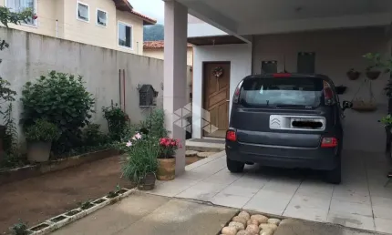 Casa com 5 dormitórios, sendo 3 suítes - São João do Rio Vermelho - Florianópolis