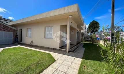 Casa com 4 dormitórios/quartos em Coqueiros - Florianópolis/SC.