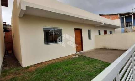 Casa 2 dormitórios com 54m2  vaga e pátio nos Ingleses.