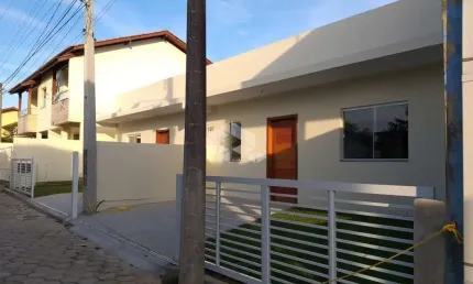 Casa 2 dormitórios com 54m2  vaga e pátio  nos Ingleses.