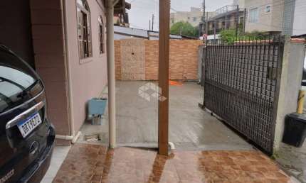 Casa com 3 quartos e + 3 quitinetes nos Ingleses do Rio Vermelho