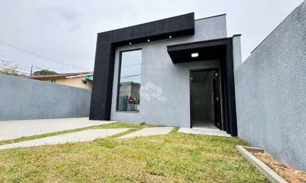 Casa dois dormitórios, sendo uma suíte, Sala e cozinha ampla.