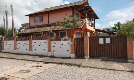 Casa com dois quartos, sendo uma suite, na rua da praia, com , garagem.