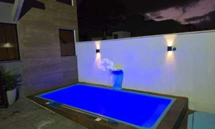 Casa tipo sobrado, 3 quartos , uma suite, vaga para dois carros e piscina.