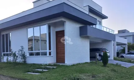 Casa com 3  dormitório,  1 suíte e 2 demi suíte em condomínio Club.