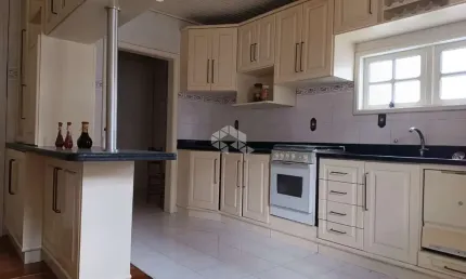 casa de 413m², 3 dormitórios, suite, salão de festas, churrasqueira, vaga para 4 carros,