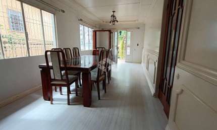 Casa 2 dormitórios, espaço p escritório garagem 2 xarros