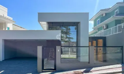Casa de 3 dormitórios com suíte e piscina na Pedra Branca - Palhoça/SC