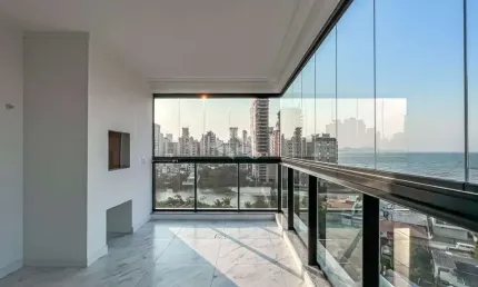 Apartamento 3 suítes, 2 vagas de garagem no Centro de Porto Belo.