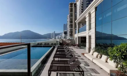 Apartamento  Frente Mar com 05 Dormitórios sendo 05 Suítes com 05 Vagas de Garagem