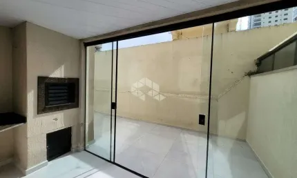 Apartamento diferenciado, 02 dormitórios, sendo 01 suíte, 01 vaga de garagem