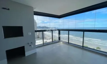 Apartamento com 4 suítes, 3 vagas de garagem na meia praia