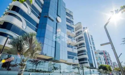 Apartamento com dois dormitórios sendo 1 suíte, com 2 vagas de garagem, prédio quadra mar em itapema