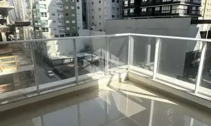 Apartamento diferenciado na meia praia em itapema com 3 suítes e 3 vagas de garagem