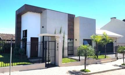 Casa Plana com 3 dormitórios, sendo 1 suíte master.