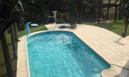 Casa 3 dormitórios, 1 suite, 4 banheiros, 1 escritorio, área de serviço, piscina, aceita financiamento.