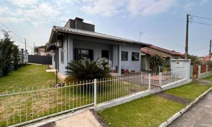 Casa de 4 quartos (sendo 1 suíte) em condomínio fechado