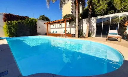Casa plana com 3 dormitórios, sendo 2 suites, 4 banheiros, 2 vagas de estacioamento, salão de festas, piscina, no Centro de Estancia Velha.