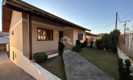 Casa com 3 dormitórios bairro Floresta - Estância Velha