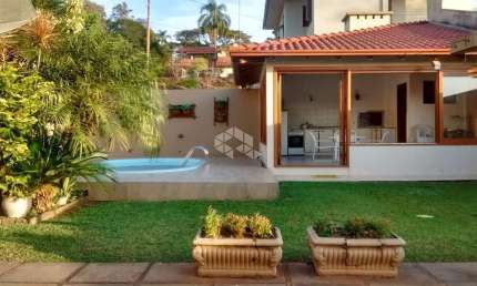 Linda casa em Ivoti, localizada no bairro Jardim do Alto, com 204m² de área construída em um terreno de 12x8x39m