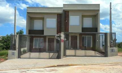 Casa com 3 dormitórios sendo um suíte com sacada, sala estar,jantar vaga para 2 carros aceita financiamento bancário, FGTS.