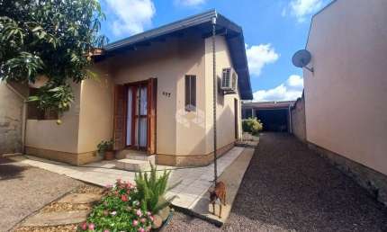 Casa plana com 2 dormitórios, sala, 1 banheiro, cozinha e garagem, aceita financiamento bancário e FGTS.