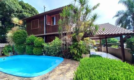 Casa sobrado em madeira nobre, 3 dormitórios, 3 banheiros, sala, cozinha, Dois Irmãos,