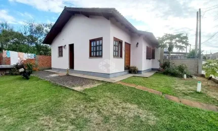 Casa alvenaria plana 2 dormitórios, sala, cozinha, 1 banheiro, vaga para estacionamento, aceita financiamento e FGTS.