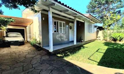 Casa plana com 2 dormitórios, 1 banheiro, sala, cozinha, lavanderia, garagem para 2 carros, aceita financiamento bancário, FGTS.
