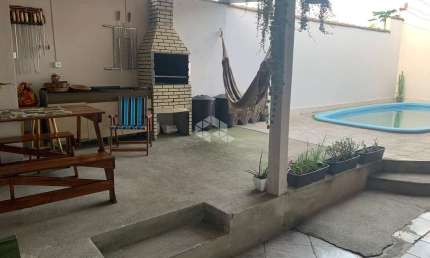 Casa plana com 3 dormitórios, 3 banheiros 1 suite, garagem, churrasqueira aceita financiamento bancário, FGTS.