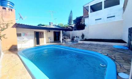 Casa com 3 dormitórios, 3 vagas de garagem, sala,, varanda co churrasqueira, piscina em  Estância Velha, Aceita Fianciamento Bancário!