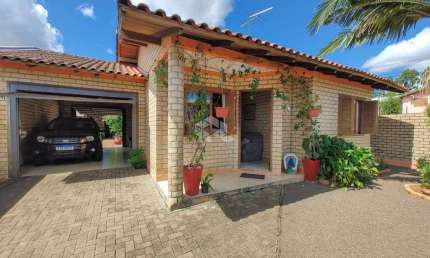 Casa térrea 02 dormitórios, 02 vagas garagem, pátio, quiosque com churrasqueira, bairro Bela Vista, Estância Velha. Aceita financiamento e FGTS
