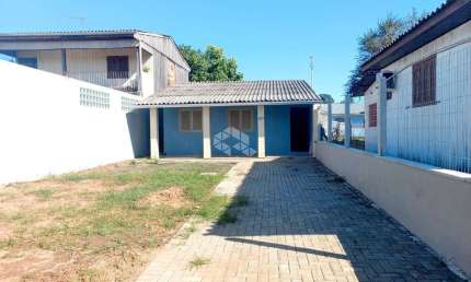 Casa plana com 64m² de área construída, reformada, 3 dormitórios, 1 banheiro, sala e cozinha, aceita financiamento bancário.