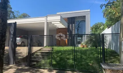 Residência semimobiliada, moderna e completa a poucos metros do Centro