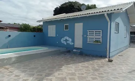 Casa  com 2 quartos sala cozinha e garagem para 2 carros e piscina no Bairro Rincão