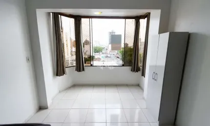 Apartamento  amplo de 1 dormitório, semimobiliado, sacada, vista, elevador próximo ao Carrefour no  Centro de Novo Hamburgo. Aceita financiamento MCMV