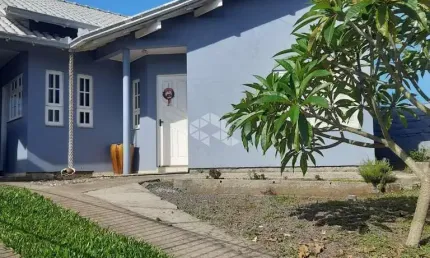 Imóvel com duas casas no mesmo terreno, ideal para famílias grandes, moradia compartilhada ou para quem busca uma excelente oportunidade de investimen