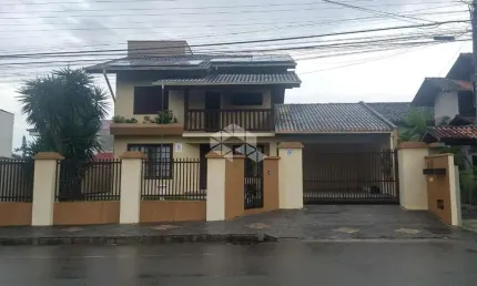 Casa 1 suíte + 2 quartos/dormitórios no bairro Água Verde em Jaraguá do Sul