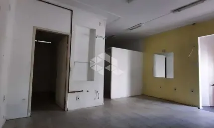 Apartamento térreo , possibilidade de sala comercial no Centro de Porto Alegre.