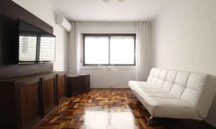 Apartamento  2 dormitórios com lareira no Menino Deus