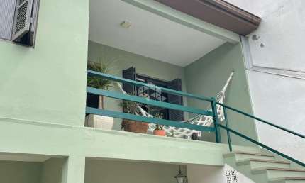 Sobrado com 3 dormitórios, sala ampla, 2 banheiros e cozinha