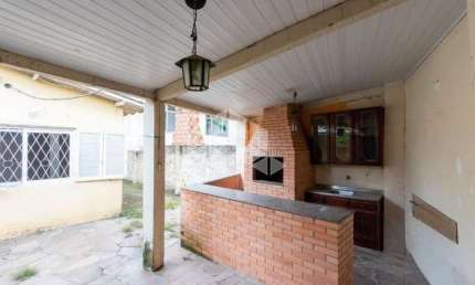 Baixou 38 mil!!! Casa 03 dormitórios e amplo pátio com churrasqueira