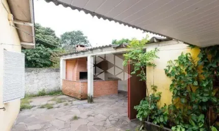 Baixou 38 mil!!! Casa 03 dormitórios e amplo pátio com churrasqueira