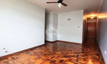Apartamento no Menino Deus, com 02 Dormitórios e vaga coberta.