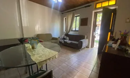 Casa Residencial de 02 dormitórios no bairro Menino Deus