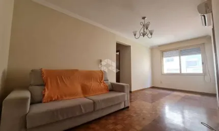 Apartamento reformado com dois dormitórios, elevador e garagem no bairro Sarandi em Porto Alegre