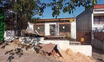 Linda Casa toda em processo de reforma, com 3 dormitórios e pátio amplo.